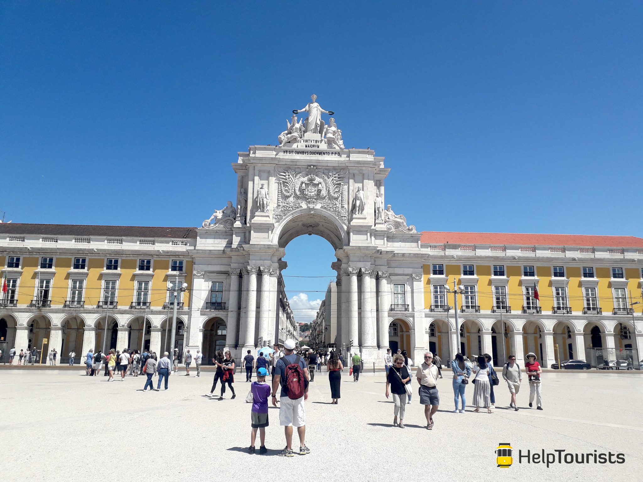 Lissabon Handelsplatz Triumphbogen blauer Himmel