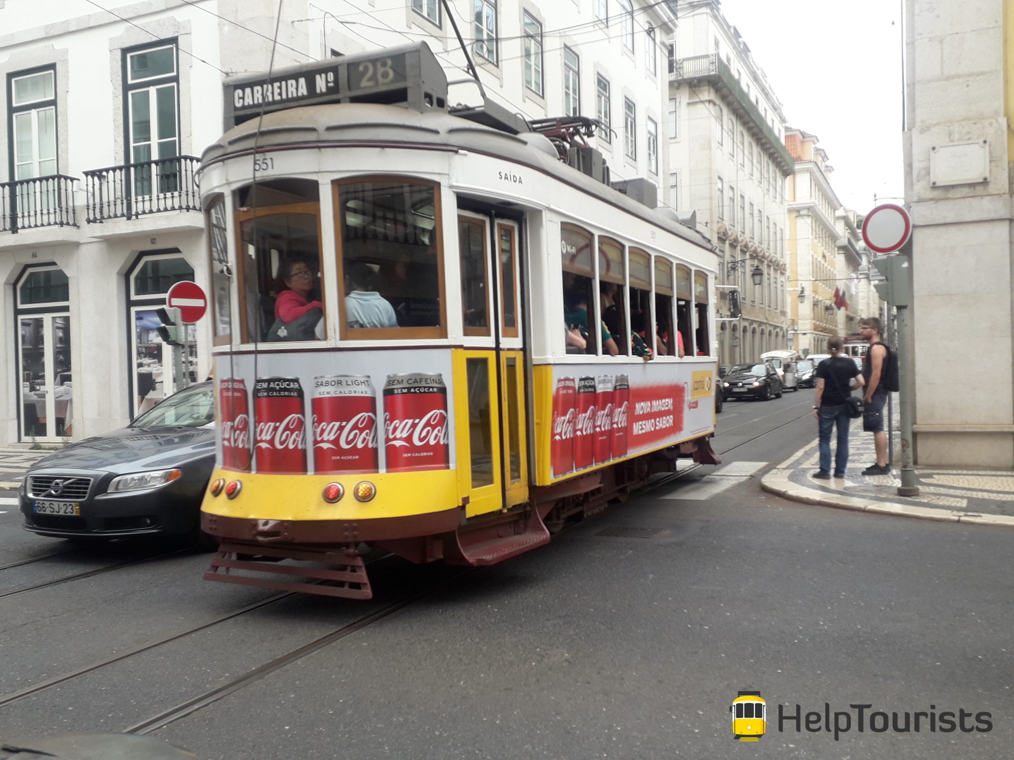 Lisbonne tram 28 devant