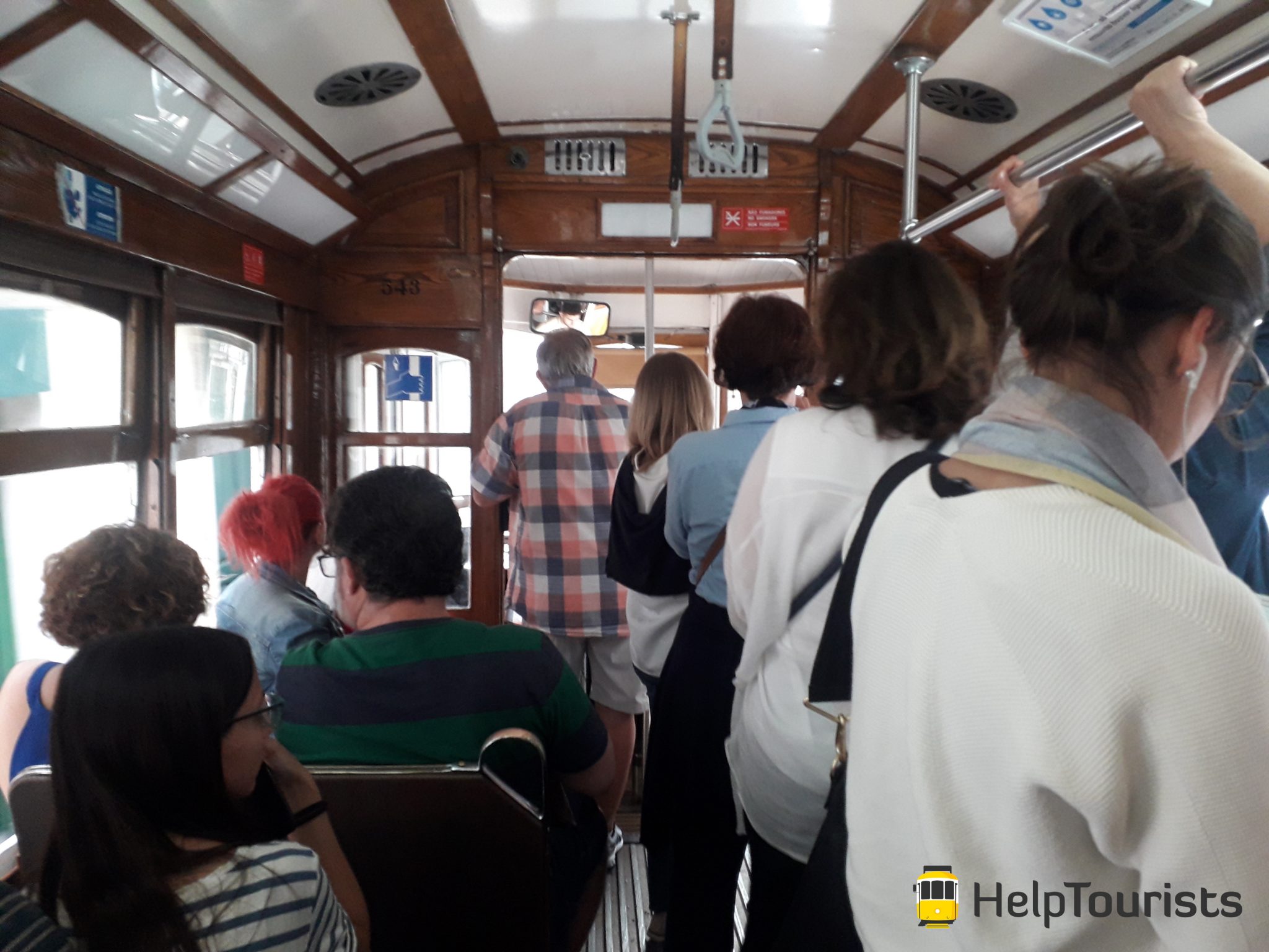 Lissabon Besichtigung Tram 28 innen